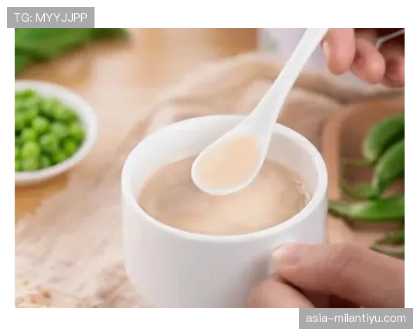 杨力维家的冰箱里塞满了蛋白粉，连饮料都按克称着喝