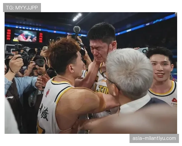 胡金秋球场上一本正经，私下却让朋友都说他像个土豪巨富？
